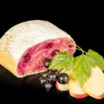 Штрудель с черной смородиной и яблоком